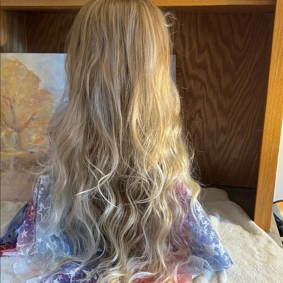 Blonde synthetic wig 28 inch - Picture 5 of 11